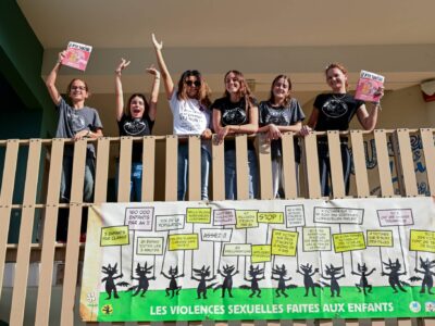 Toute l'équipe du magazine rejointe par Samira Benhamida, fondatrice du collectif des tricoteuses de France. © Olivier Ceccaldi