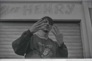 Reion, devant la boutique Chez Henry, un héritage du quartier qui lui tient à coeur de protéger et de mettre en avant. © Olivier Ceccaldi