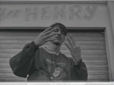 Reion, devant la boutique Chez Henry, un héritage du quartier qui lui tient à coeur de protéger et de mettre en avant. © Olivier Ceccaldi