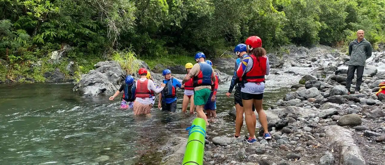 La formation gratuite a débuter par un volet théorique. Elle a été suivie d'une mise en situation pratique à la rivière Langevin. Crédit : N.A
