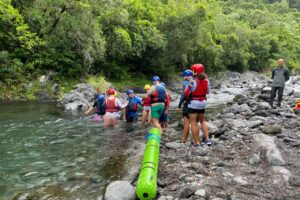 La formation gratuite a débuter par un volet théorique. Elle a été suivie d'une mise en situation pratique à la rivière Langevin. Crédit : N.A