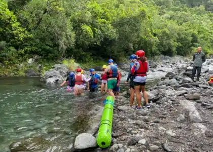 La formation gratuite a débuter par un volet théorique. Elle a été suivie d'une mise en situation pratique à la rivière Langevin. Crédit : N.A