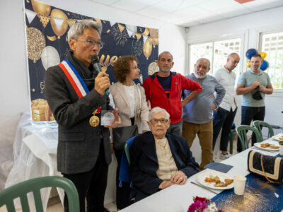 Jacqueline Sautron a soufflé ses 100 bougies dans une ambiance joyeuse et festive, entourée de ses enfants, petits-enfants et proches.