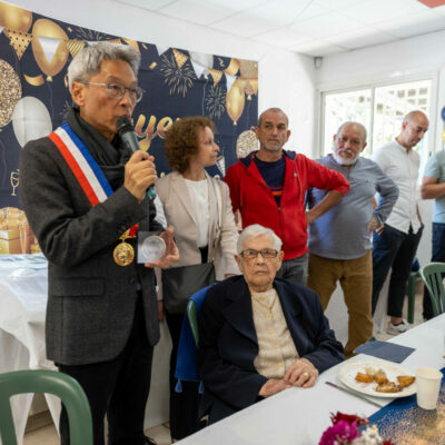 Jacqueline Sautron a soufflé ses 100 bougies dans une ambiance joyeuse et festive, entourée de ses enfants, petits-enfants et proches.