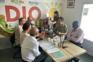 Alé di partou : Nini des Bilimbies et Olivier Mussard reçoivent Wilfrid Bertile, vice-président de la Région chargé de la révision du SAR, Christian Annette, président de l'agence d'urbanisme Agorah et très critique sur les errements des élus, Aurélie Dubard Grondin, médiatrice scientifique, Christophe Barbarini, porteur de l'action du 