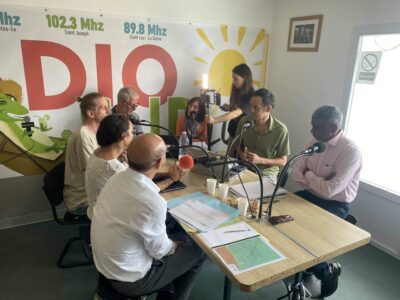 Alé di partou : Nini des Bilimbies et Olivier Mussard reçoivent Wilfrid Bertile, vice-président de la Région chargé de la révision du SAR, Christian Annette, président de l'agence d'urbanisme Agorah et très critique sur les errements des élus, Aurélie Dubard Grondin, médiatrice scientifique, Christophe Barbarini, porteur de l'action du 