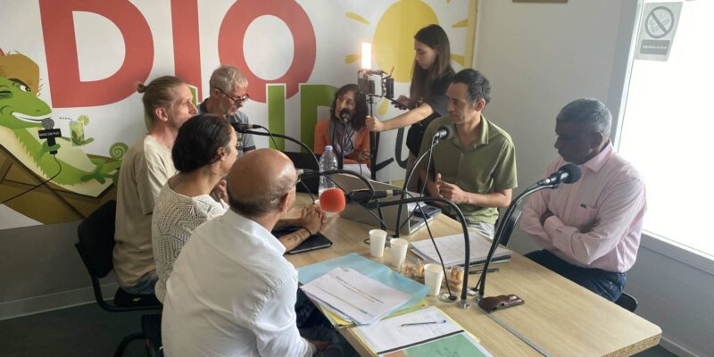 Alé di partou : Nini des Bilimbies et Olivier Mussard reçoivent Wilfrid Bertile, vice-président de la Région chargé de la révision du SAR, Christian Annette, président de l'agence d'urbanisme Agorah et très critique sur les errements des élus, Aurélie Dubard Grondin, médiatrice scientifique, Christophe Barbarini, porteur de l'action du 