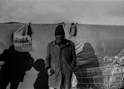 Personne exilée originiaire du Soudan sur un campement à Grande-Synthe, mars 2023.