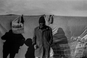 Personne exilée originiaire du Soudan sur un campement à Grande-Synthe, mars 2023.