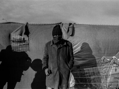 Personne exilée originiaire du Soudan sur un campement à Grande-Synthe, mars 2023.