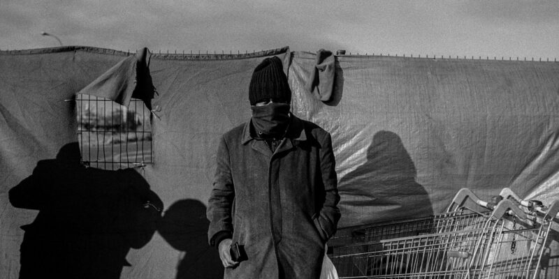 Personne exilée originiaire du Soudan sur un campement à Grande-Synthe, mars 2023.