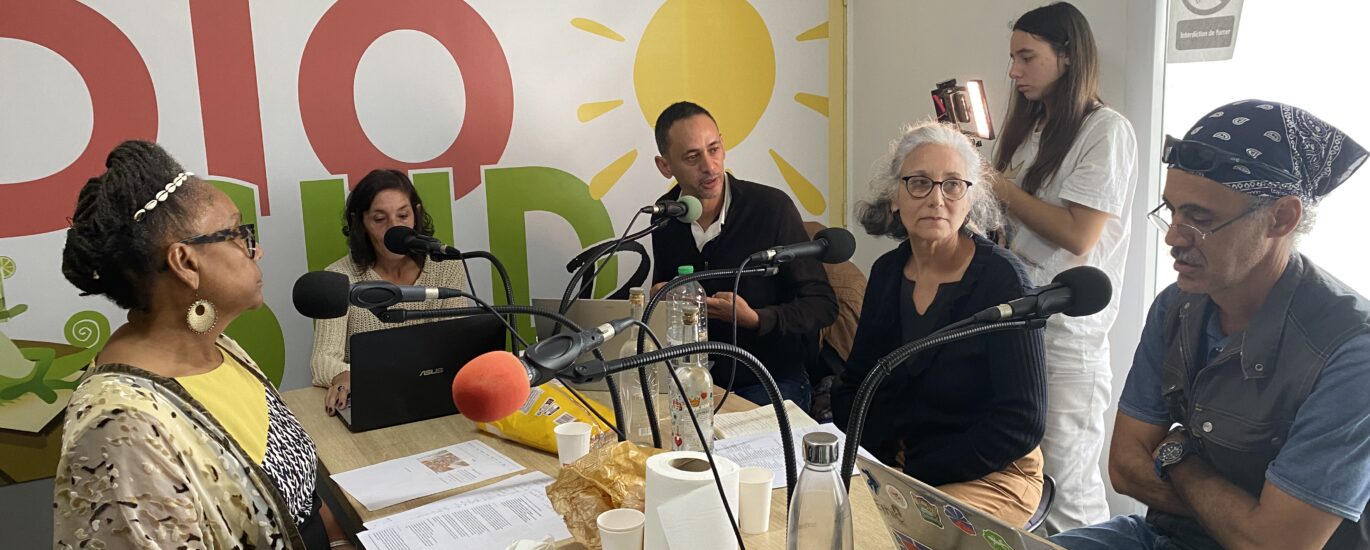autour des deux animateurs Nini et Olivier, il y avait Ghislaine Bessière du collectif réclamant la restitution des restes, Loran Hoarau l'historien, l'enseignante Dominique Vandanjon