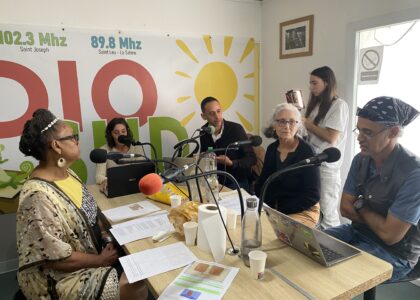 autour des deux animateurs Nini et Olivier, il y avait Ghislaine Bessière du collectif réclamant la restitution des restes, Loran Hoarau l'historien, l'enseignante Dominique Vandanjon